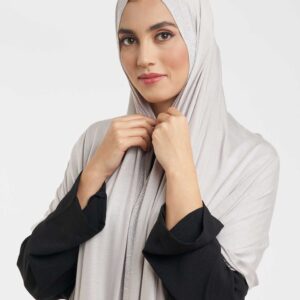 حجاب جيرسي مع حدود عمل حجرية متموجة بأربعة خطوط